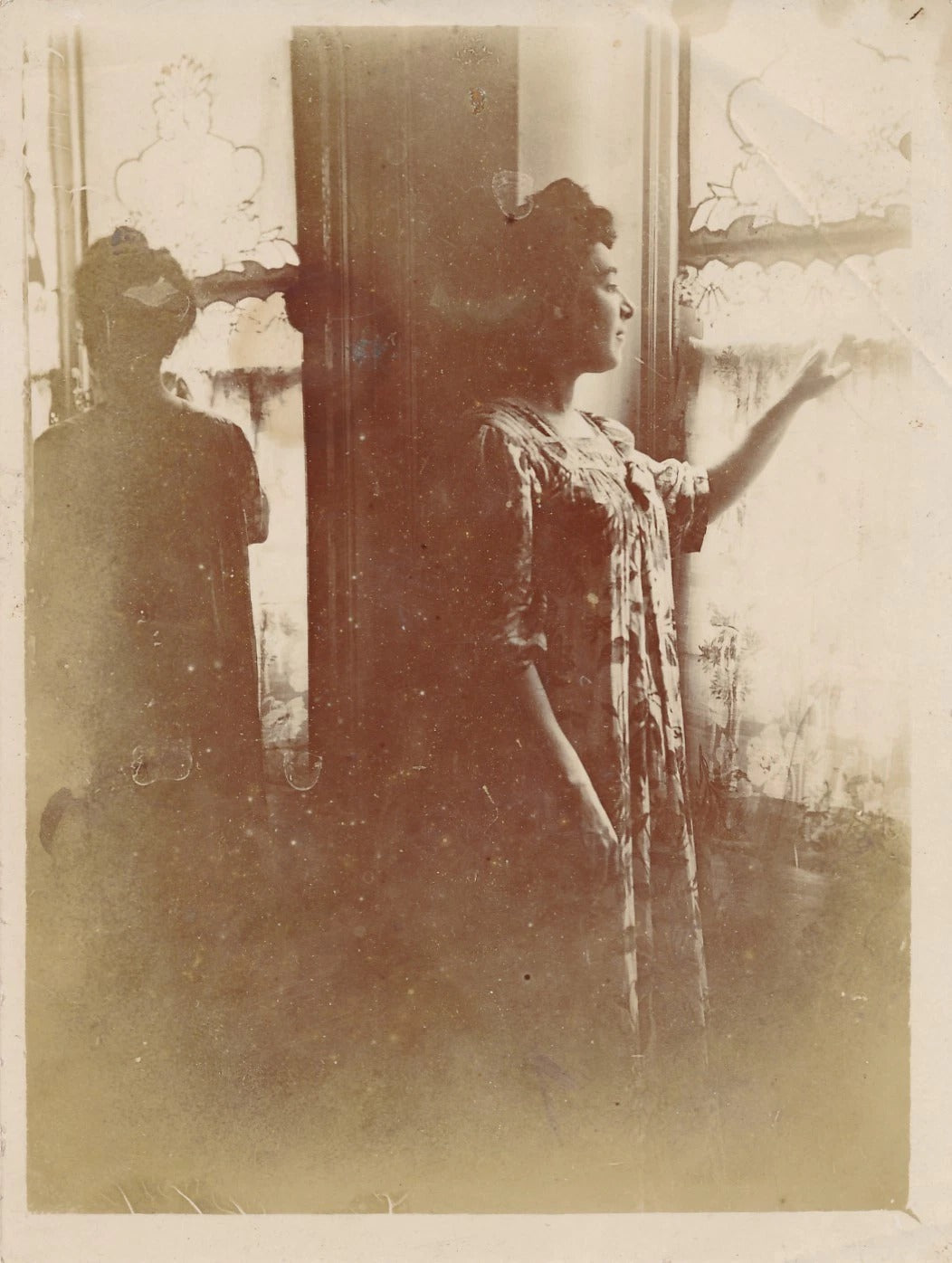 femme à la fenêtre 2 tirages citrate v. 1910 photo photographie snapshot