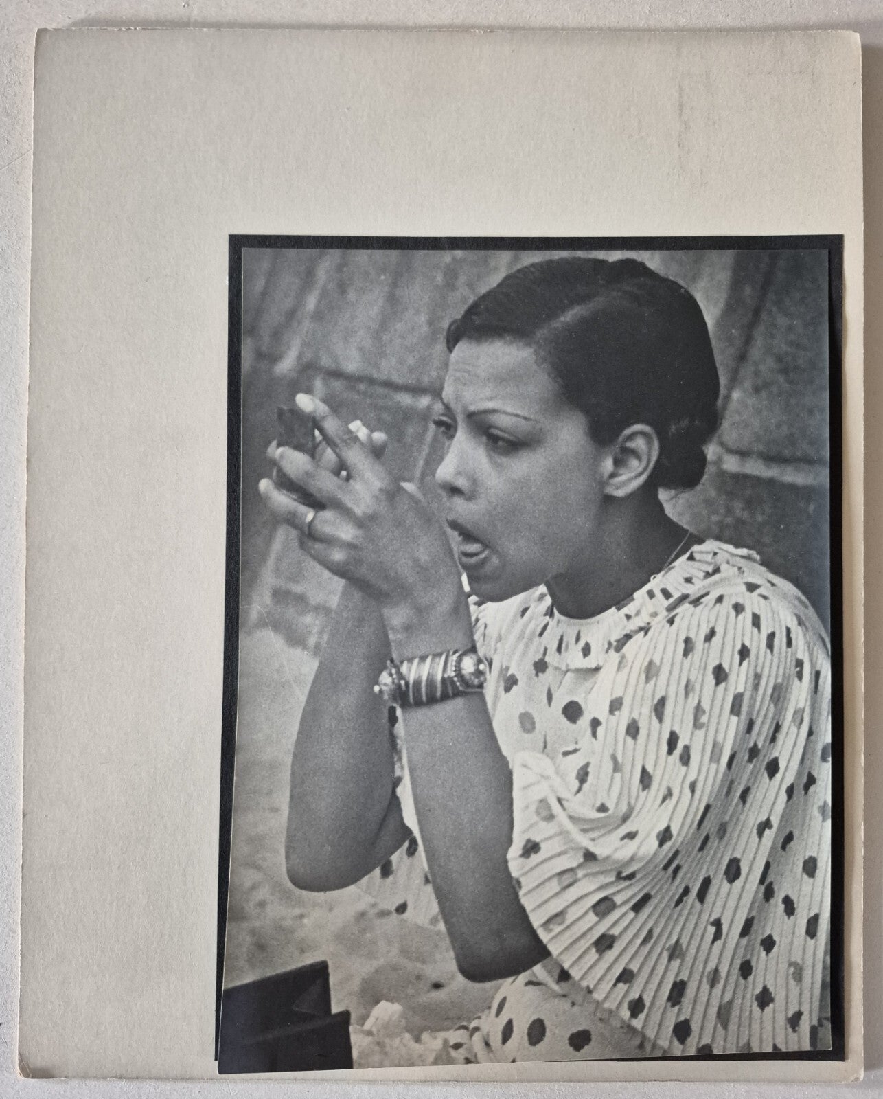 3 photo époque femme se maquillant années 30 mis en scène soigné photoghie