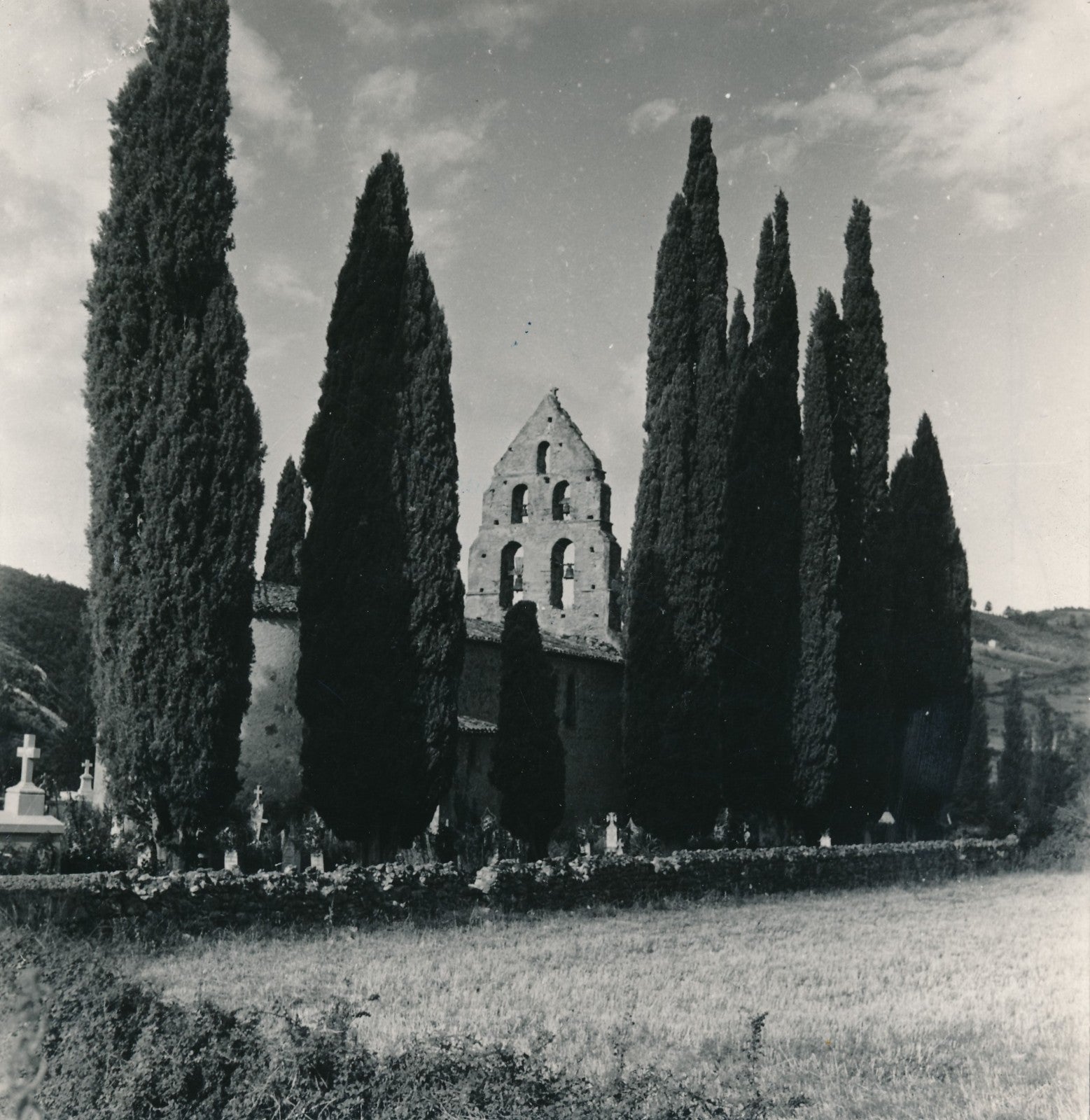 Jean Roubier paysage avec église romane photo argentique époque c. 1960-1970