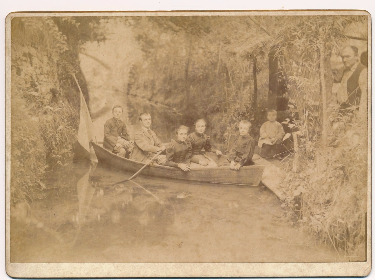 Photo famille barque tirage papier albuminé albumine Taluffe photographe v. 1880