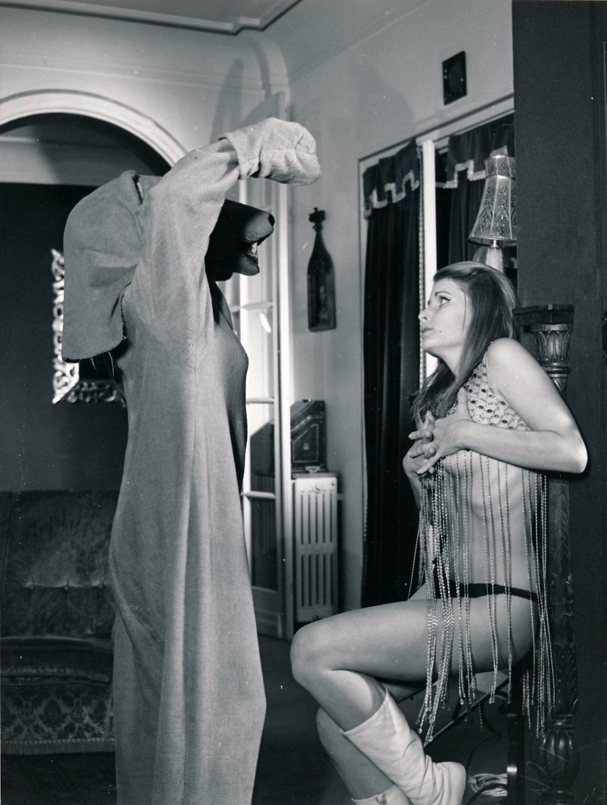 loup ours femme costume photographie argentique d'époque V. 1960