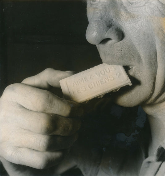 Fait divers Robert Caput sauvetage d’un chien 1957 photo photographie biscuit