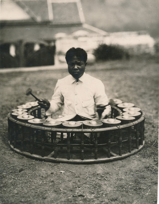 Luang Orabang Prabang Laos musicien jouant le khong photographie époque