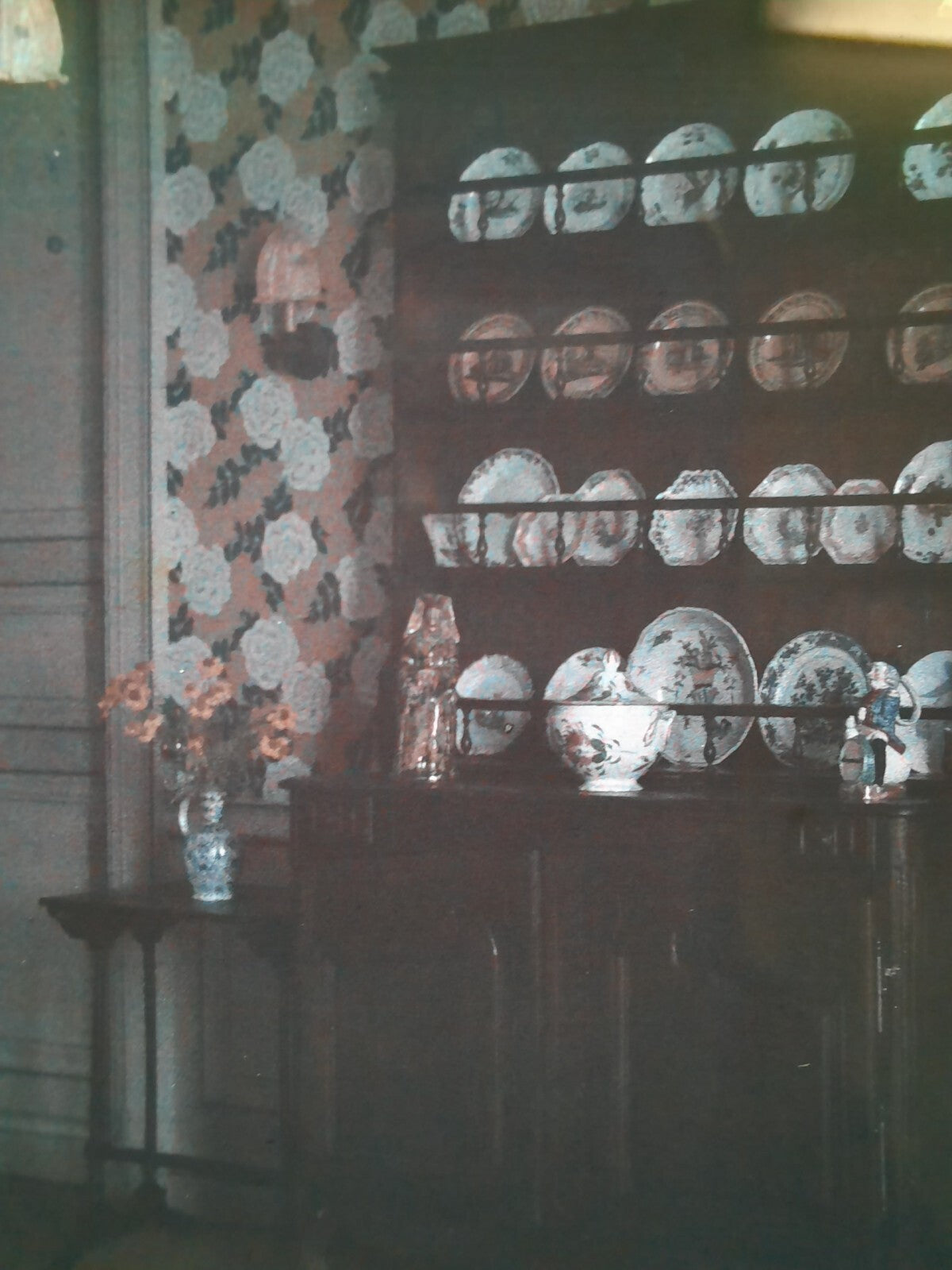 2 stéréo autochrome intérieur papier peint assiettes étagère v. 1910