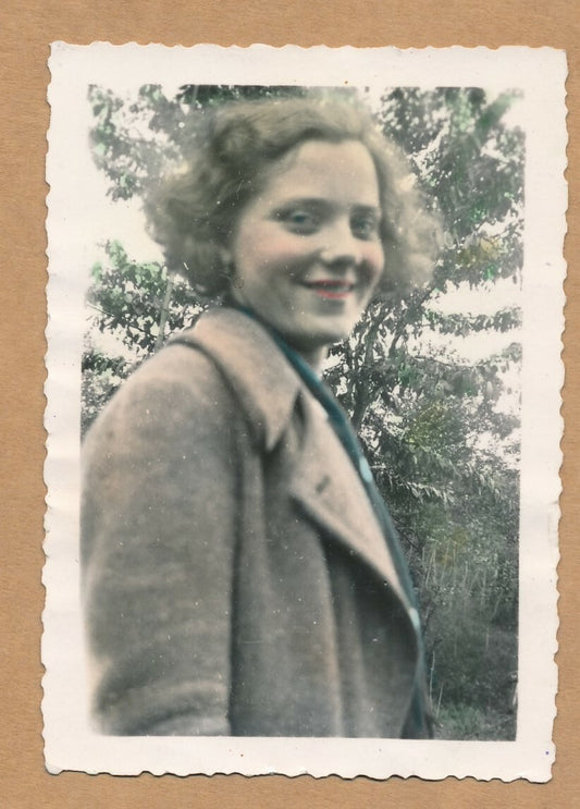 snapshot portrait jeune fille couleurs photo de famille amateur argentique rouge