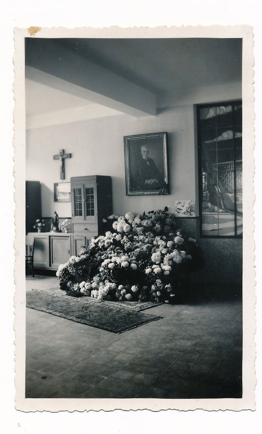 Photo snapshot intérieur morturaire argentique amateur croix fleurs
