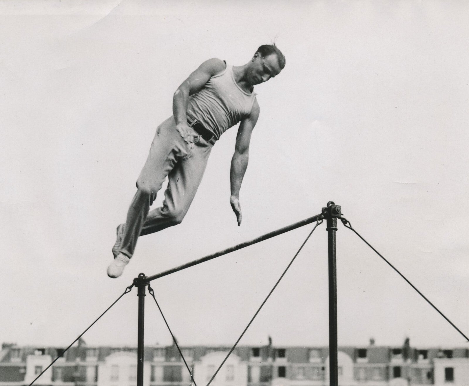 gymnaste photo photographie époque v. 1940 muscle homme saut jump