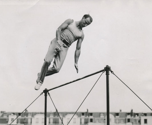 gymnaste photo photographie époque v. 1940 muscle homme saut jump
