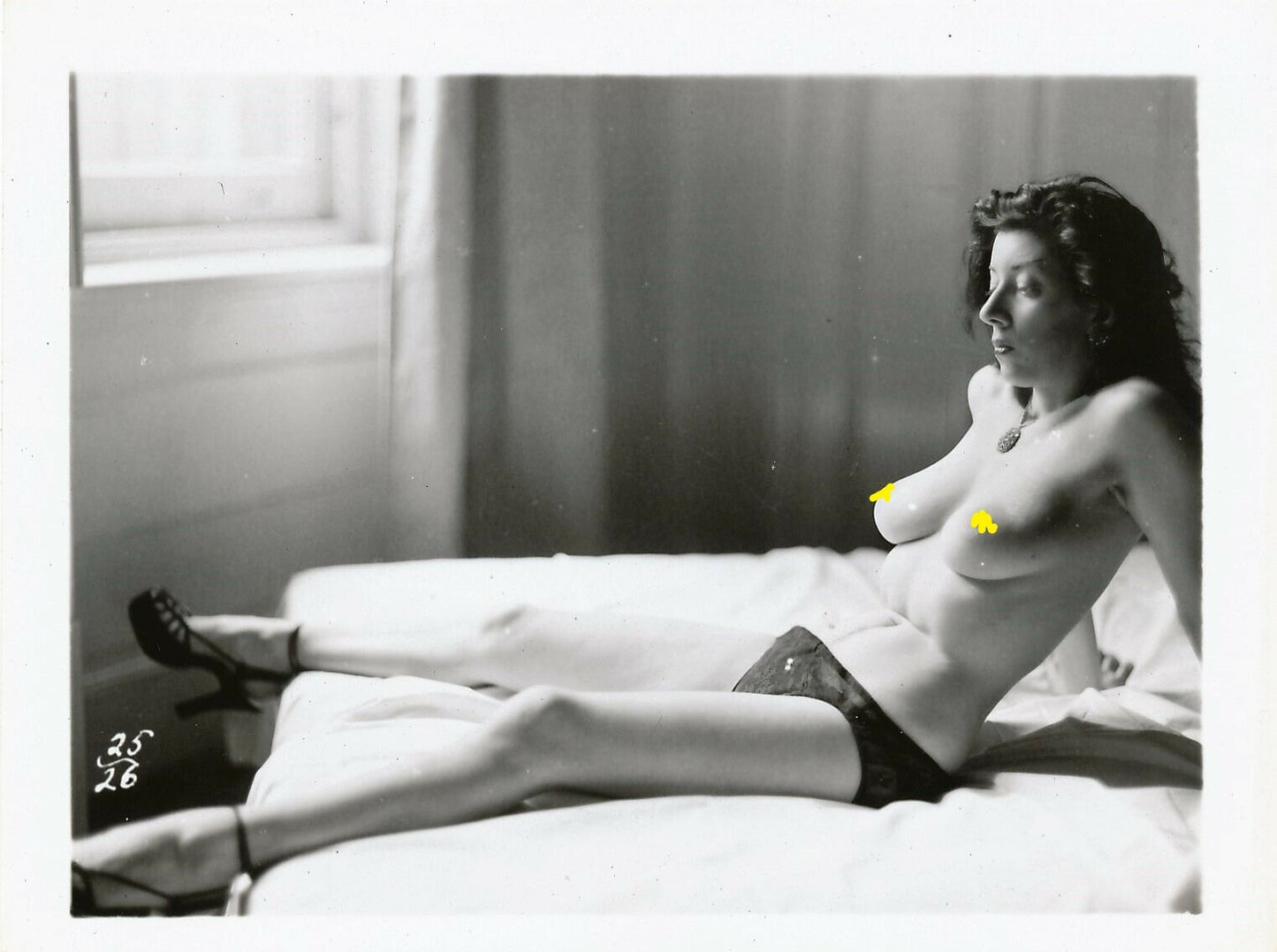 Photo Femme allongée curiosa lit sein photo argentique époque années 1960 sexy