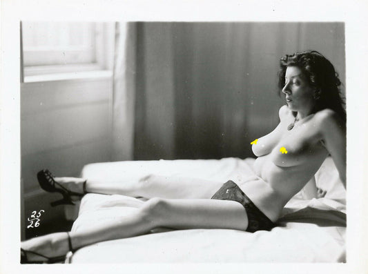 Photo Femme allongée curiosa lit sein photo argentique époque années 1960 sexy