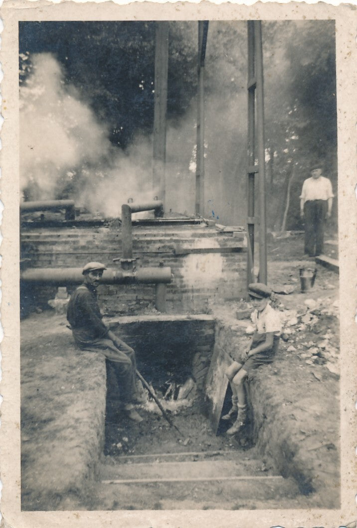 Fabrication de charbon de bois  4 photographies amateur, vers 1920 30 photo