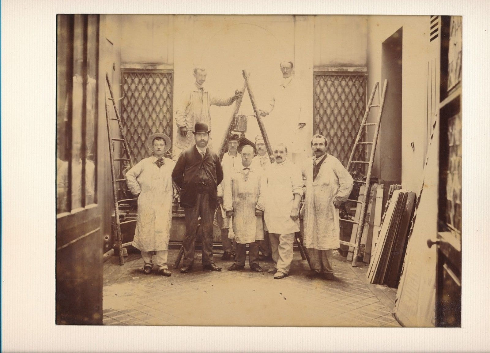 Equipe peintres métier Paris v. 1880 peinture bâtiments photographie albumine