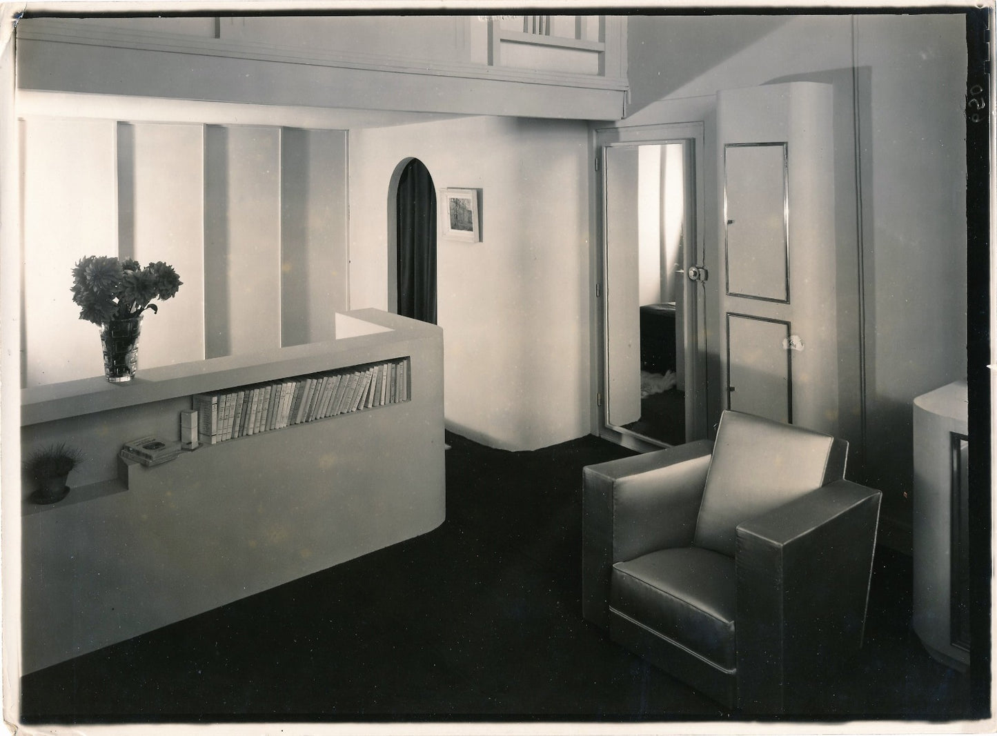 photo Intérieur design art déco argentique époque fauteuils bibliothèque