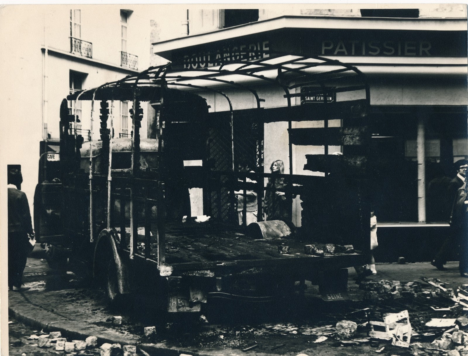 photo Mai 1968 après affrontements véhicules brûlés boulevard St Germain vintage
