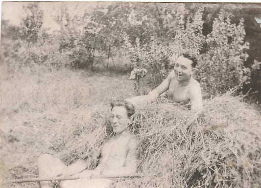 Deux hommes dans le foin gay interest snapshot photo photographie