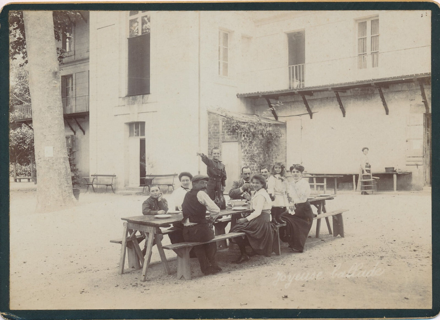 Le déjeuner dans la cour albumine femme enfant photo photographie v. 1890