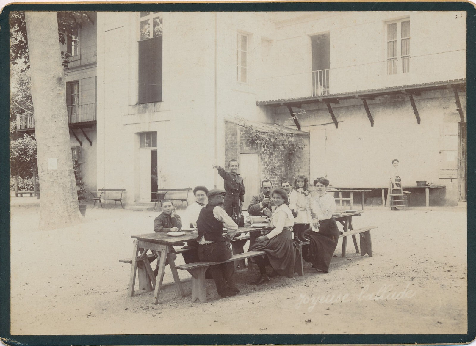 Le déjeuner dans la cour albumine femme enfant photo photographie v. 1890