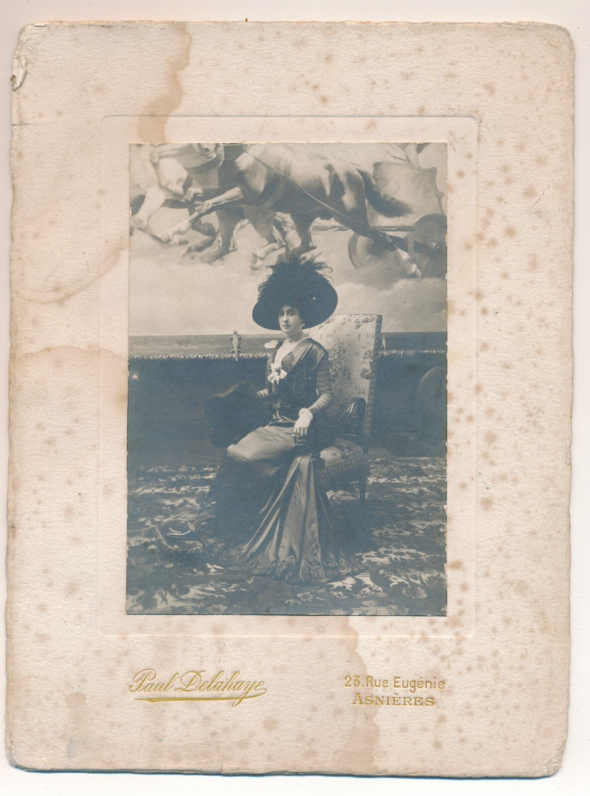 élégante portrait femme devant un son ? tableau photo photographie époque