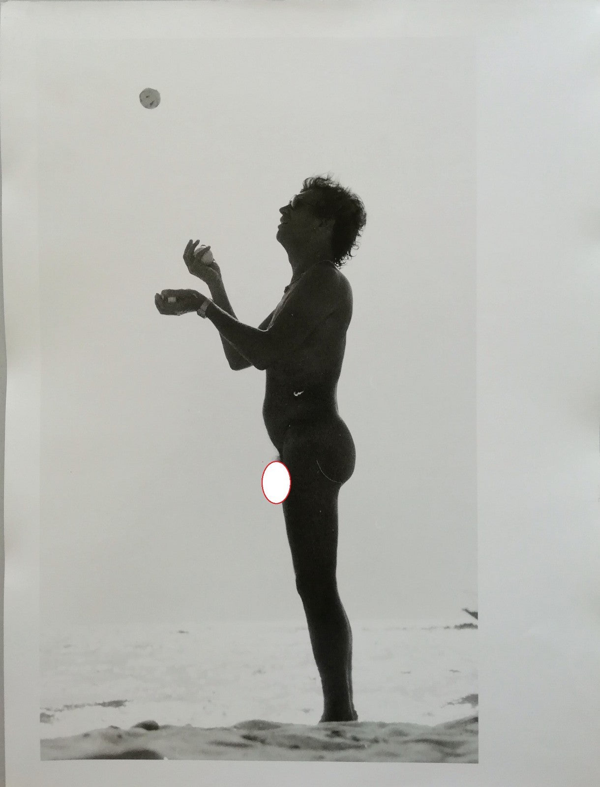 photo homme jongleur plage tirage argentique grand format époque v. 1980