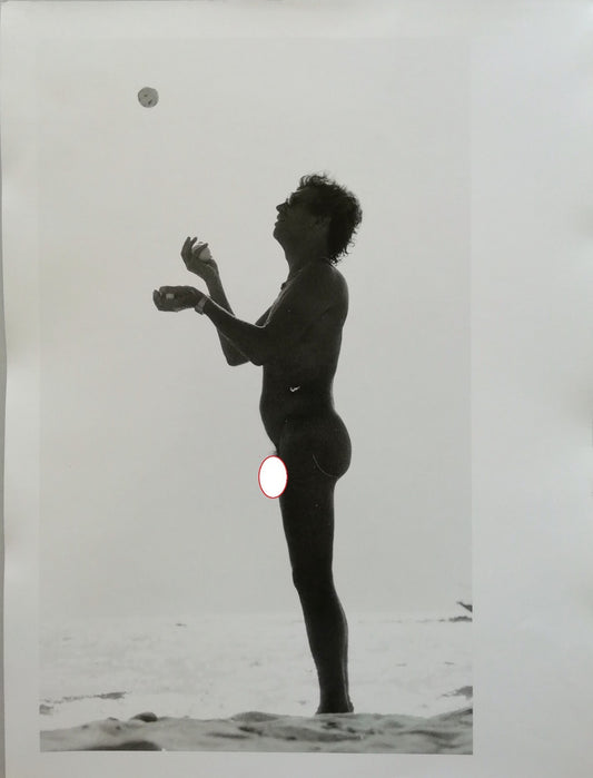 photo homme jongleur plage tirage argentique grand format époque v. 1980