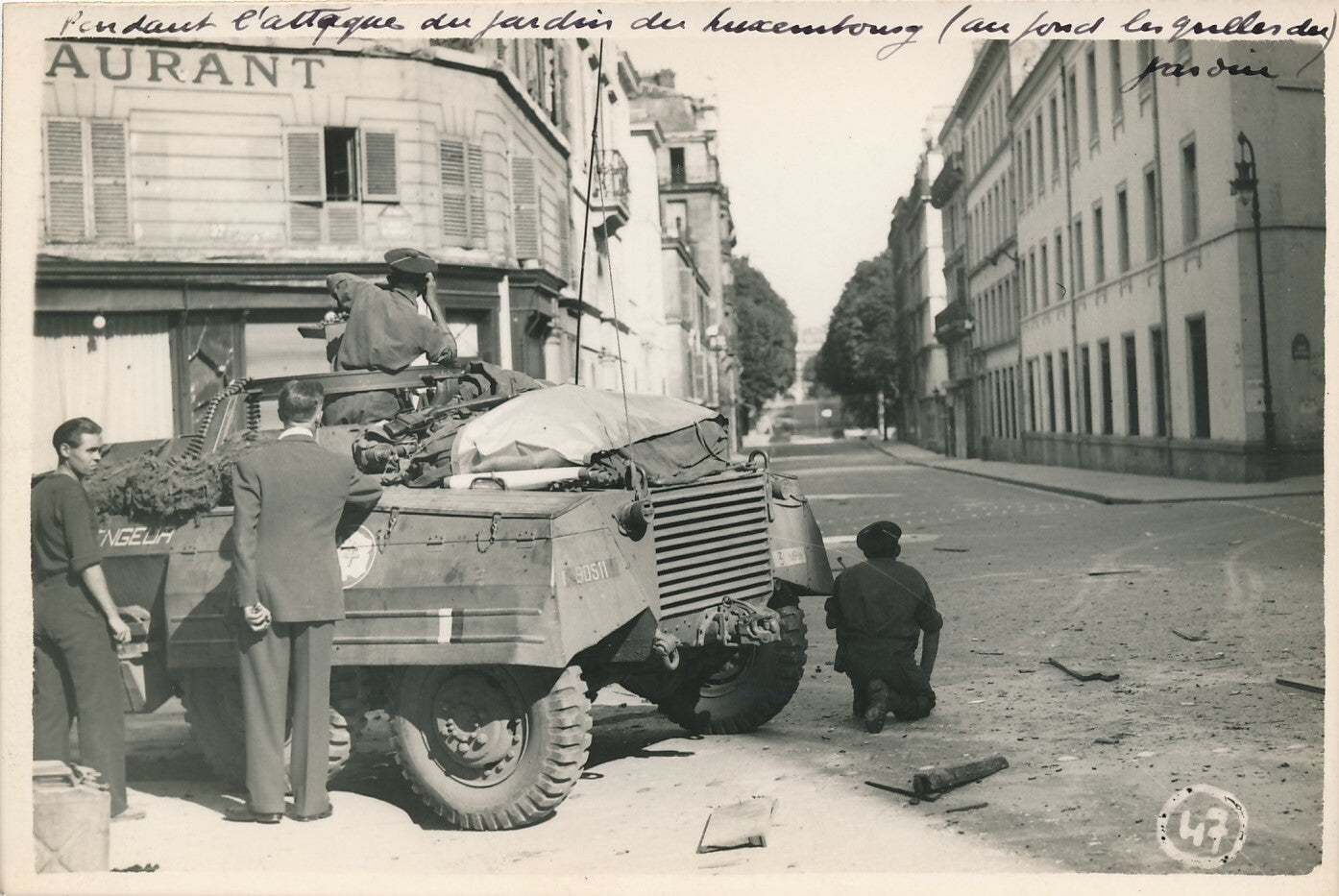LIBÉRATION DE PARIS, 1944  12 photographies (18 x 12 cm) légendées Luxembourg