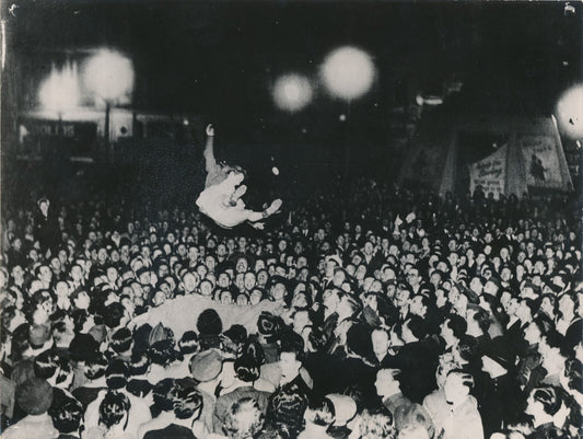 VJ Day Londres London guerre Japon 1945 photo photographie  joie saut