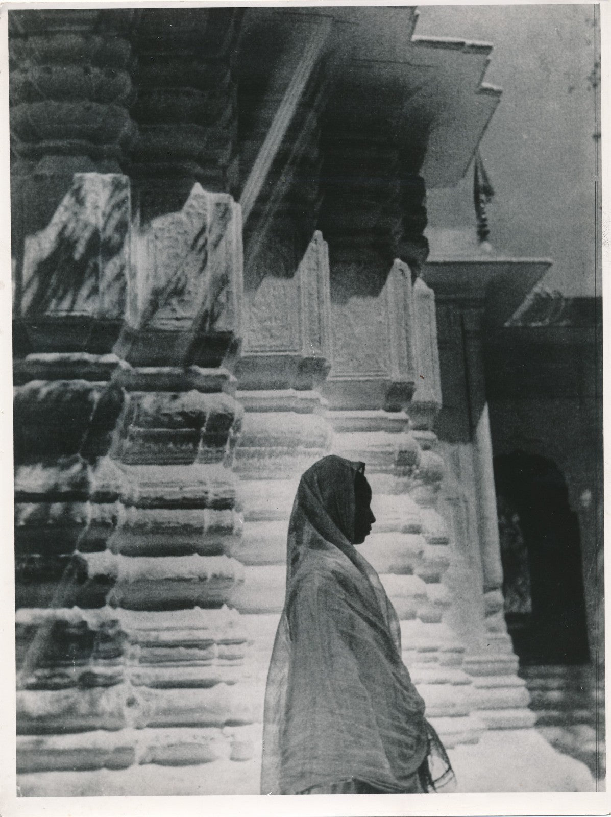 femme monument inde ? Thaïlande ?  photo argentique époque v. 1950 voile