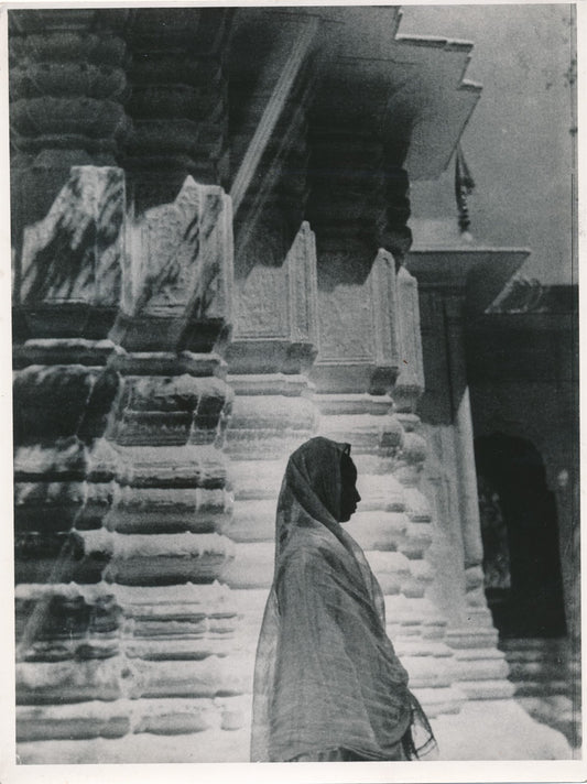 femme monument inde ? Thaïlande ?  photo argentique époque v. 1950 voile