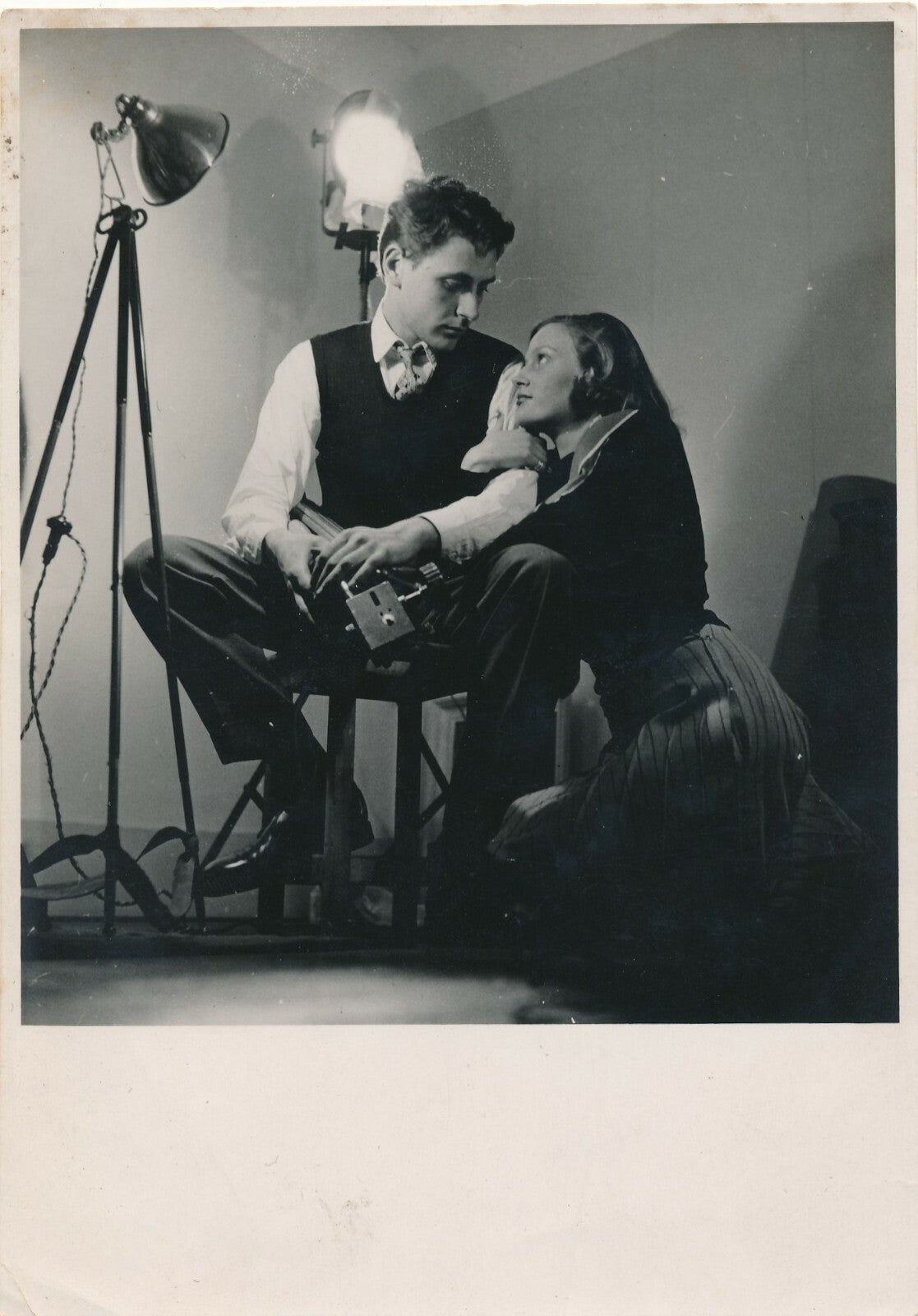 Le photographe et son modèle, scène de film ? cinéma  photo photographie époque