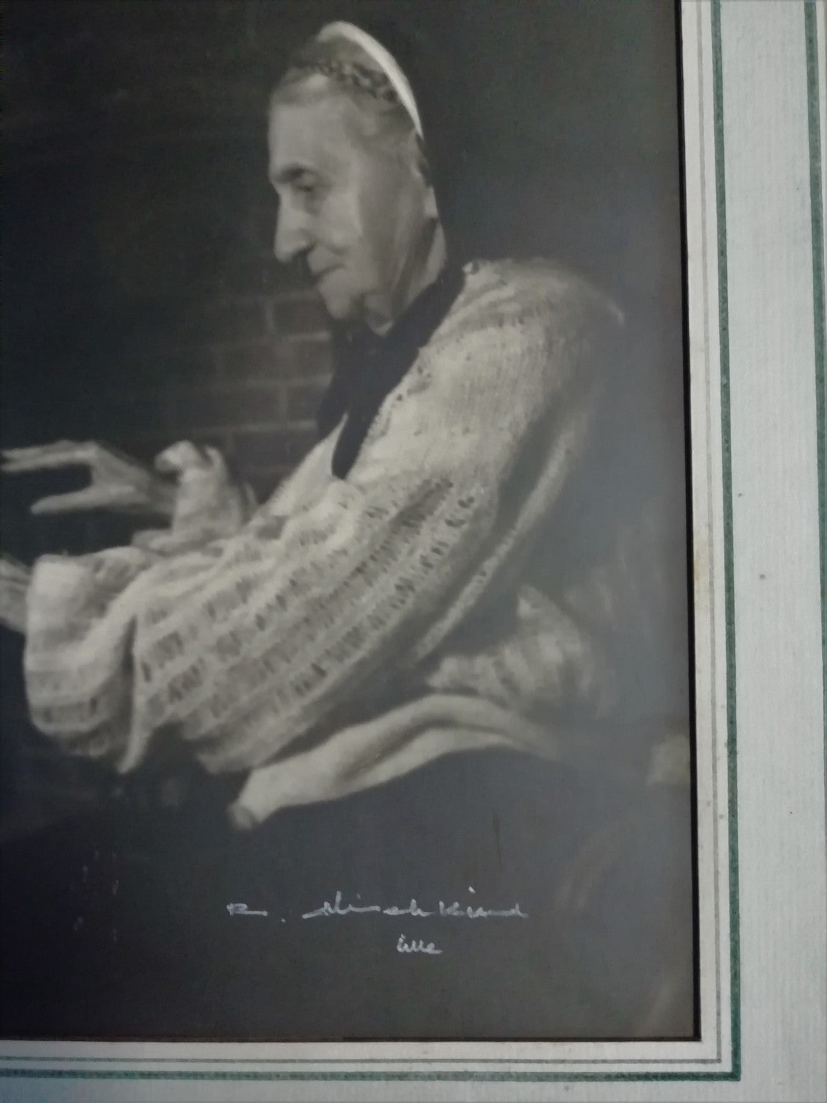 Pictorialisme femme cheminée mains photographie époque signature non identifiée