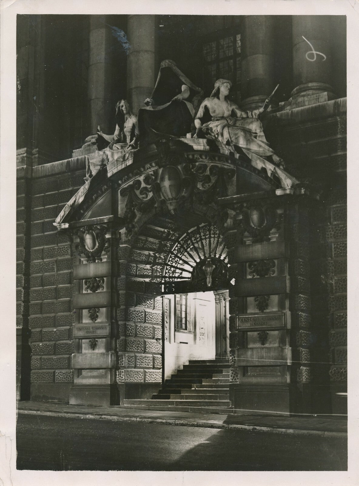Entrée Central Criminal Court Londres photo photographie époque nuit 1936