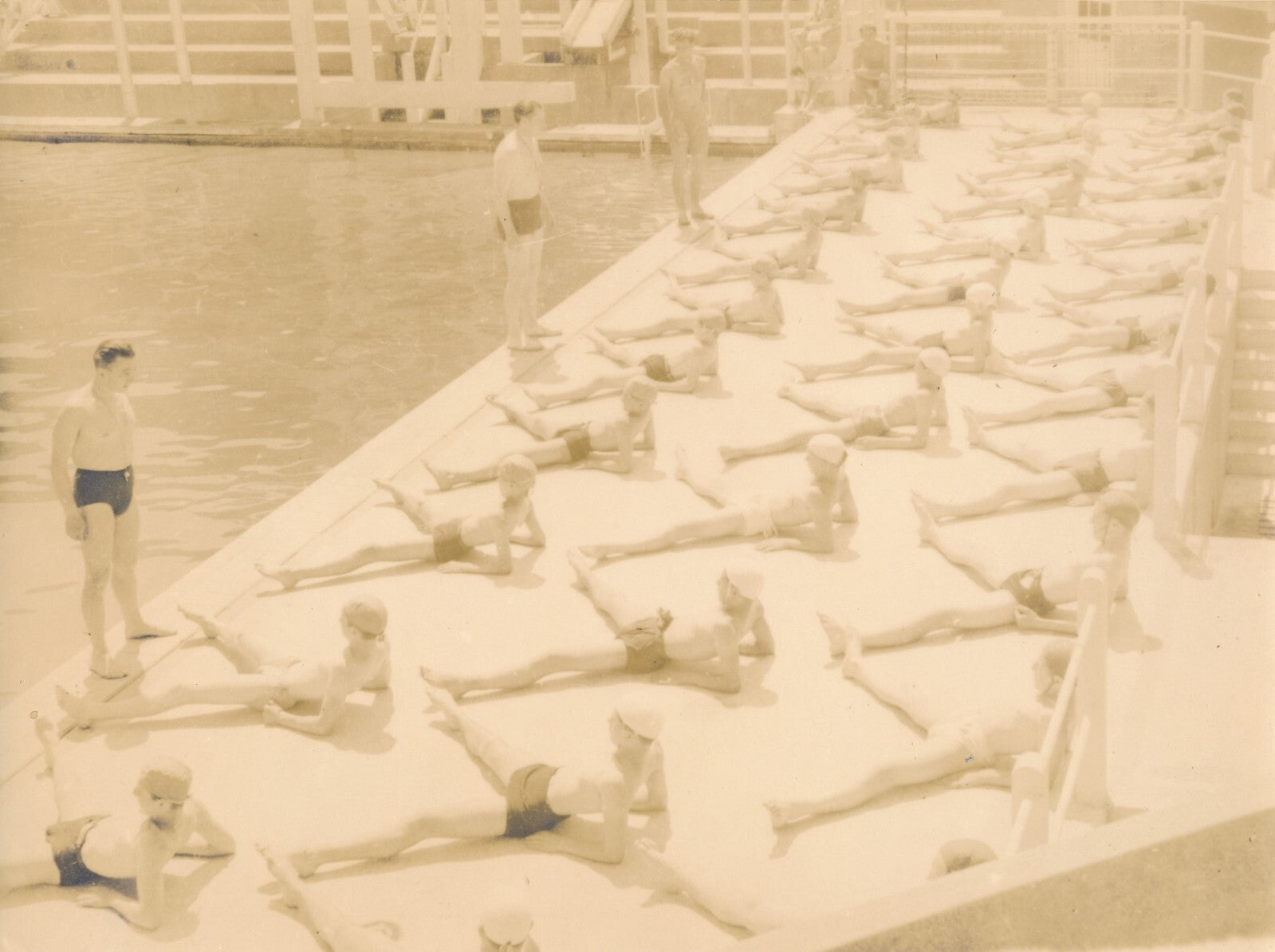 Cours de natation sauvetage en piscine 2 photos photographies époque v. 1940