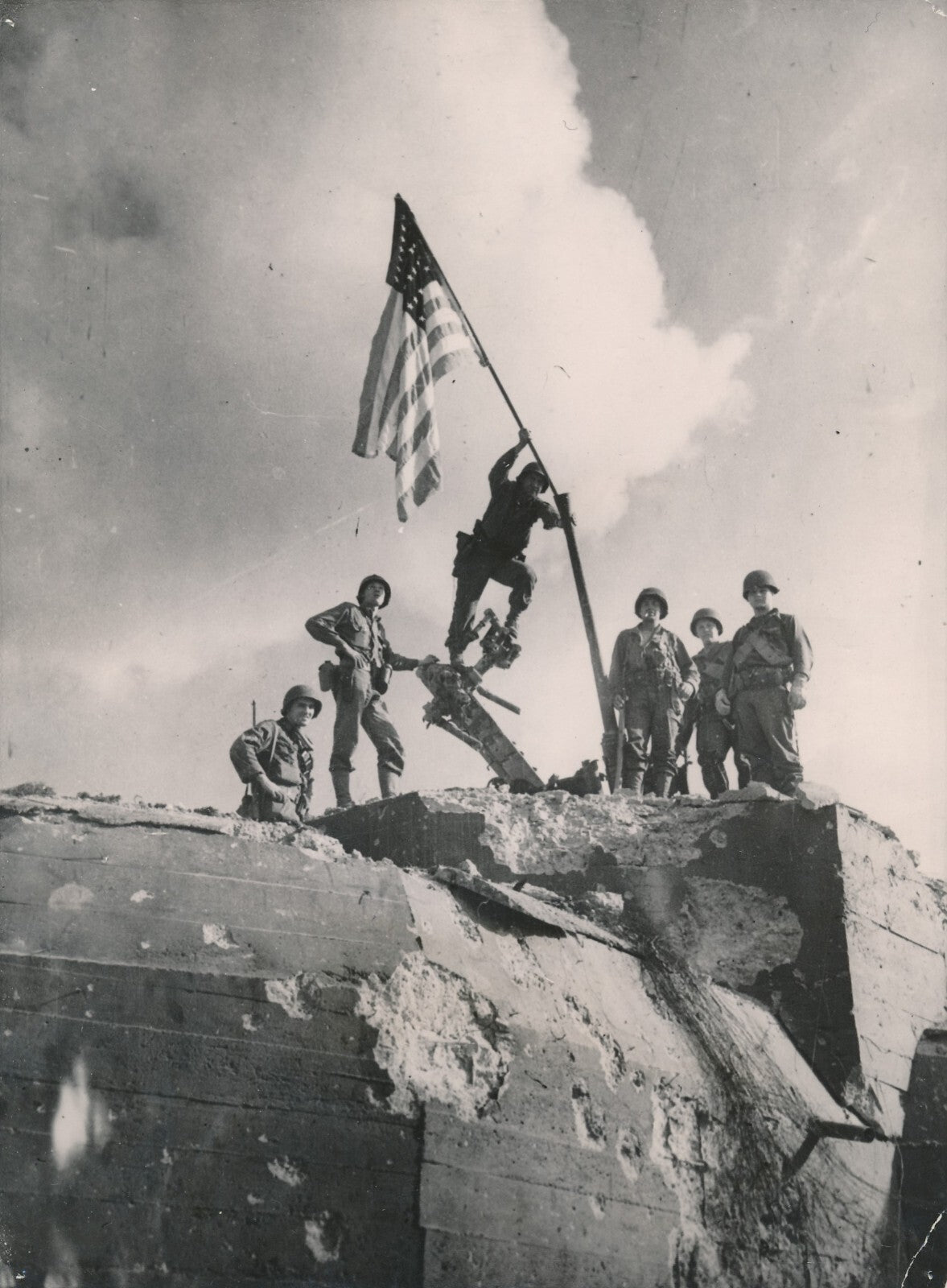 Drapeau américain hissé à Saint-Malo, citadelle, 1944 photo photographie époque