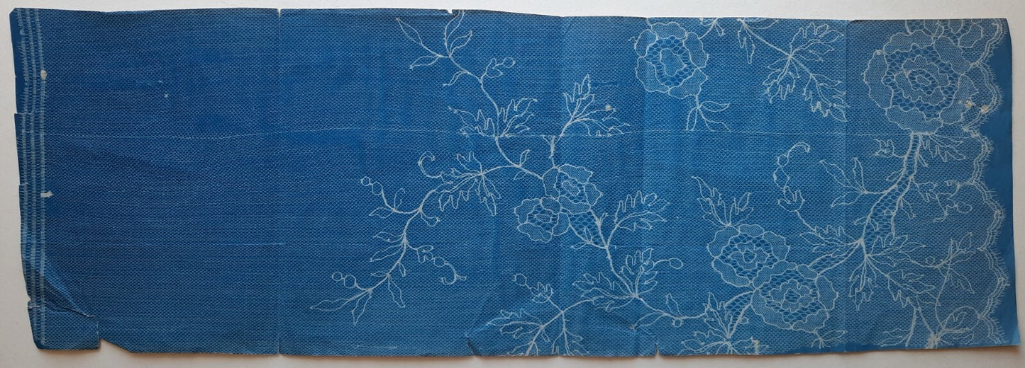Patron photographique dentelle cyanotype v. 1900. 18,5 x 57 cm 3 plis photo