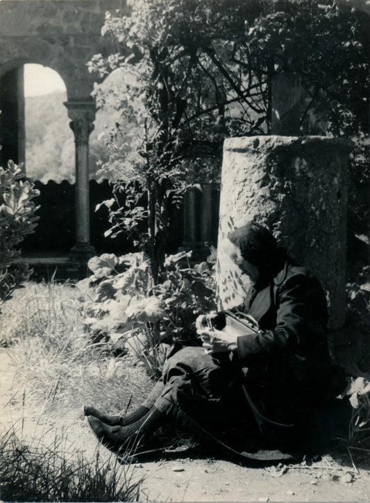 Veille femme dans un site historique Marcelle d’Heilly photo argentique époque
