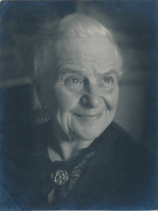 Portrait de femme âgée sourire yeux étude caractère photo photographie époque