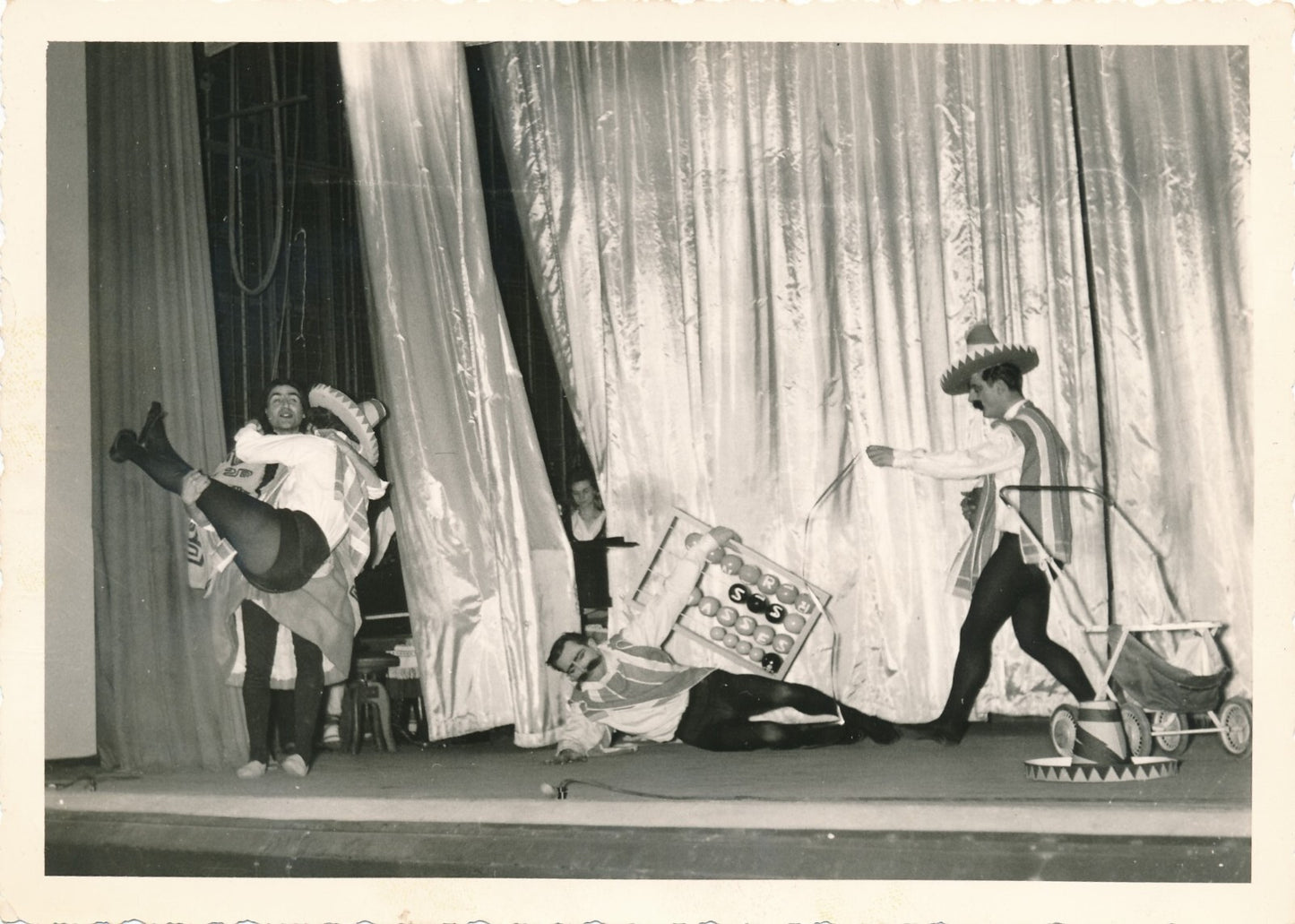 4 photo scène cabaret costumes espagne photographies époque v. 1960