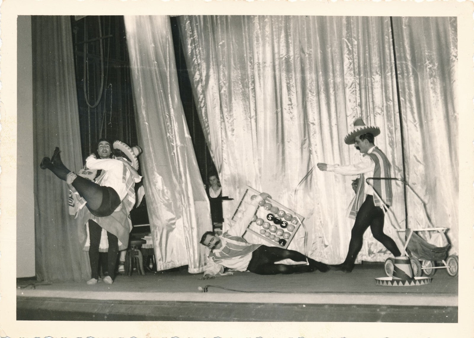 4 photo scène cabaret costumes espagne photographies époque v. 1960