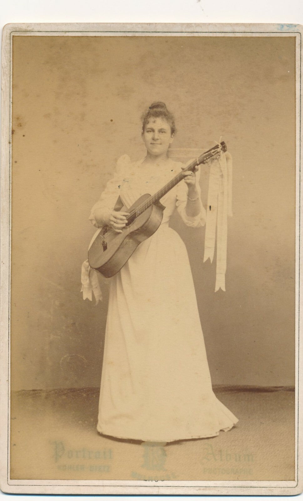Guitariste femme, guitare carte albuminé Mulhouse photo photographie