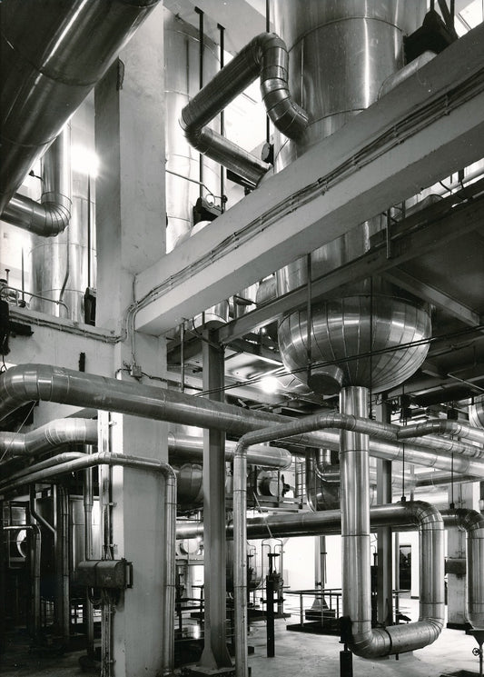 Photo Intérieur usine industrie tuyaux argentique époque années 1960