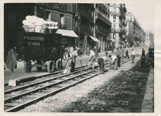Rue Maubeuge Paris on enlève anciennes lignes de tramway photo photographie 1941