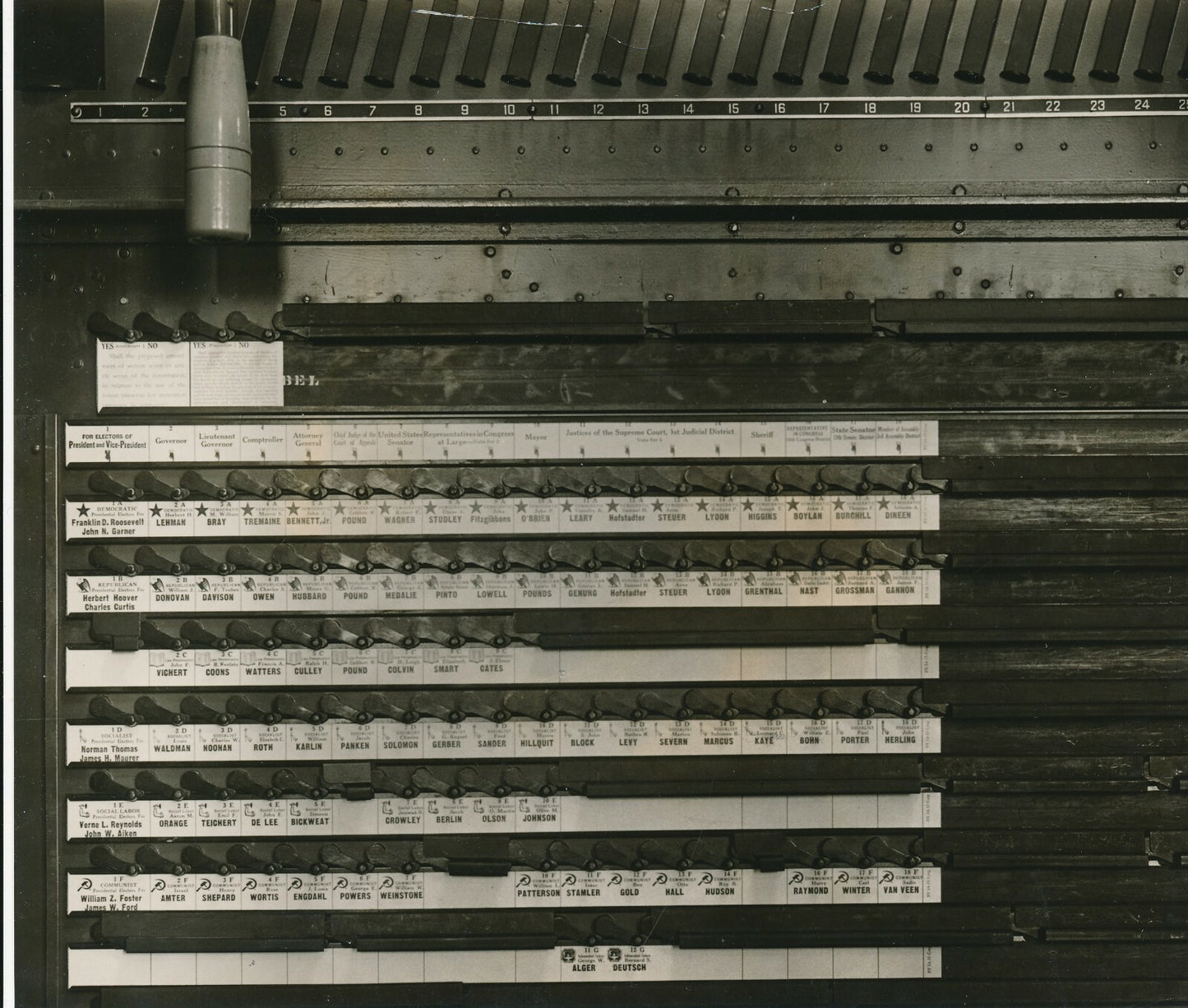 La machine à voter  États-Unis vers 1930 élection politique photo photographie