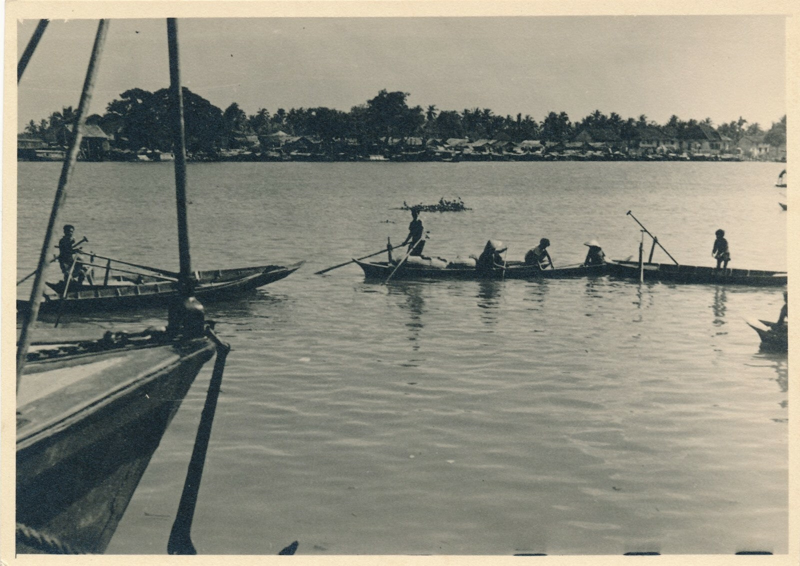 Laos ? Cambodge ? éléphants sculpture 4 photographies d’époque parc mer pêcheurs