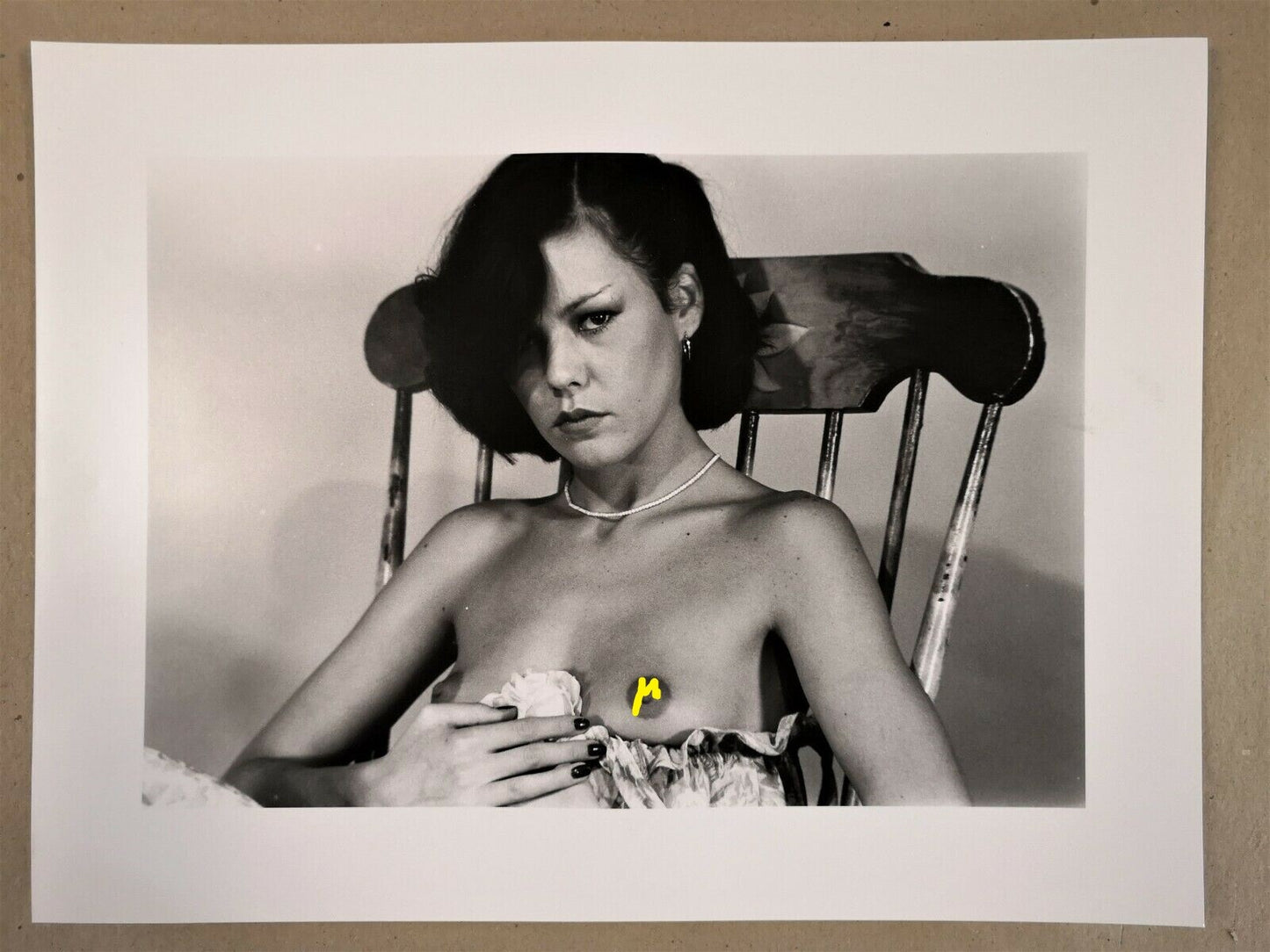 Femme au fauteuil photo argentique époque auteur indéterminé années 1980 seins
