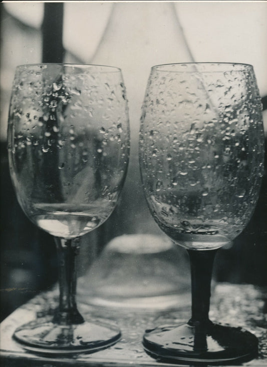 Nature morte aux verres mouillés photo tirage argentique v. 1950