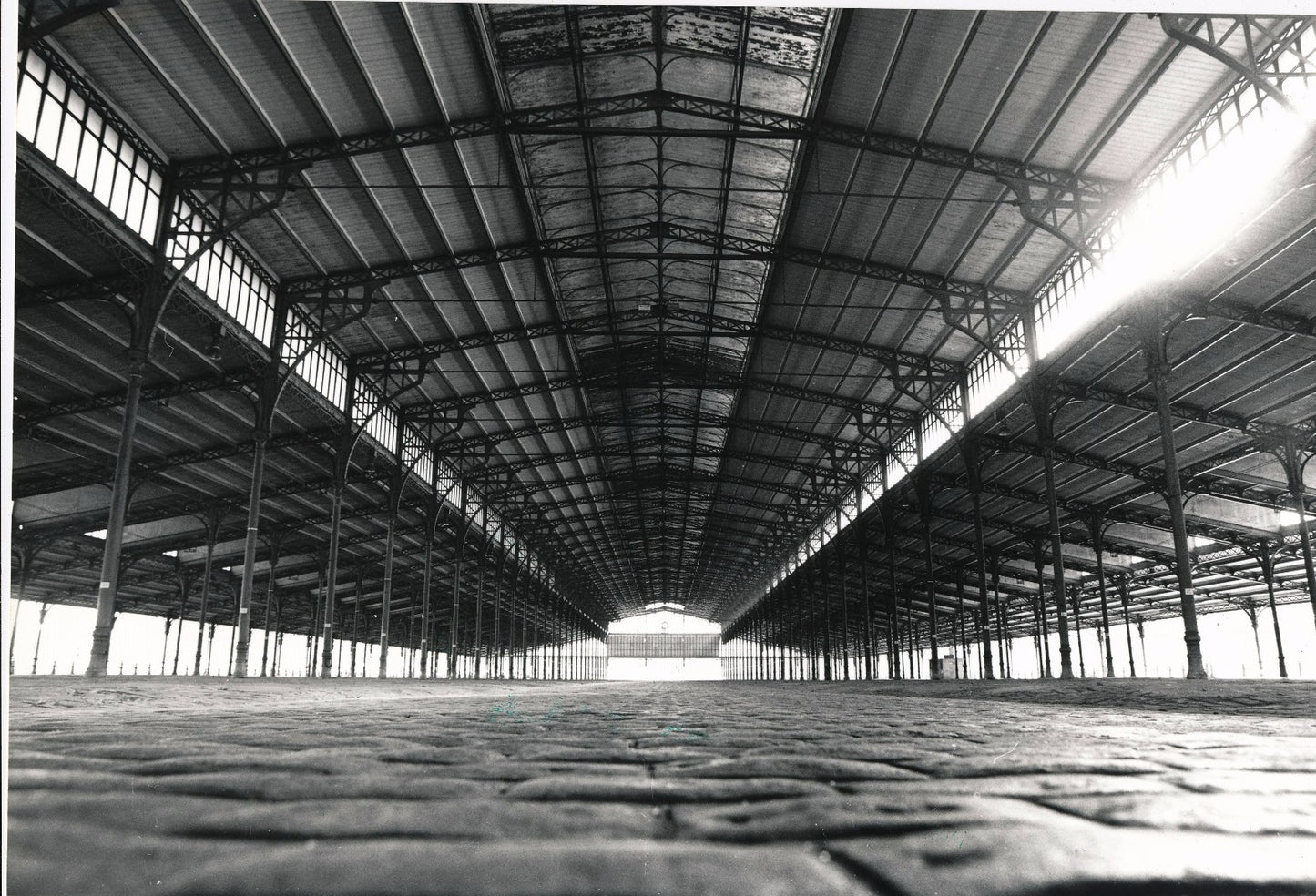 Halle de la Villette Paris photographie argentique d'époque 1980 architecture