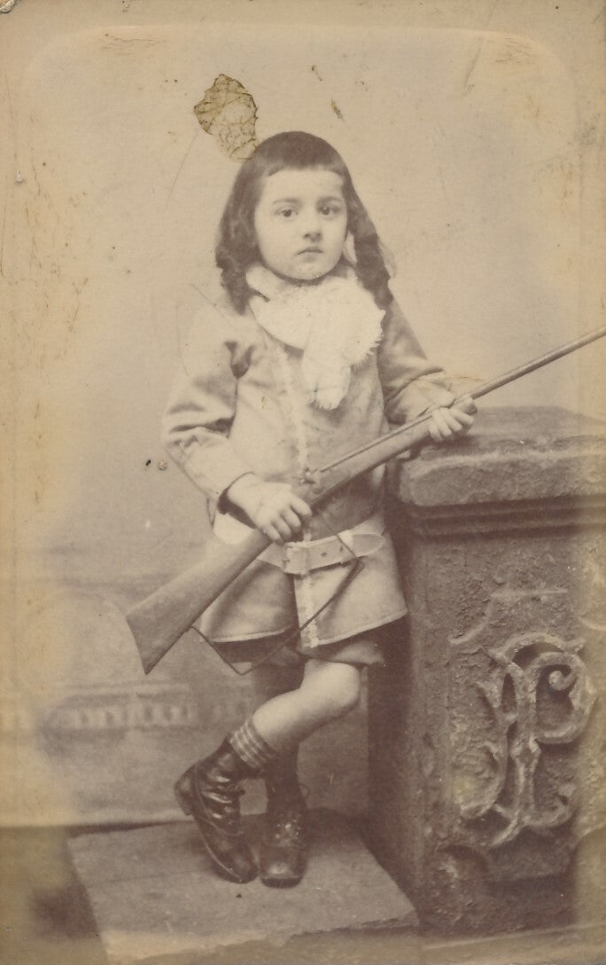 Fillette au fusil photo photographie albumine carte de viste 