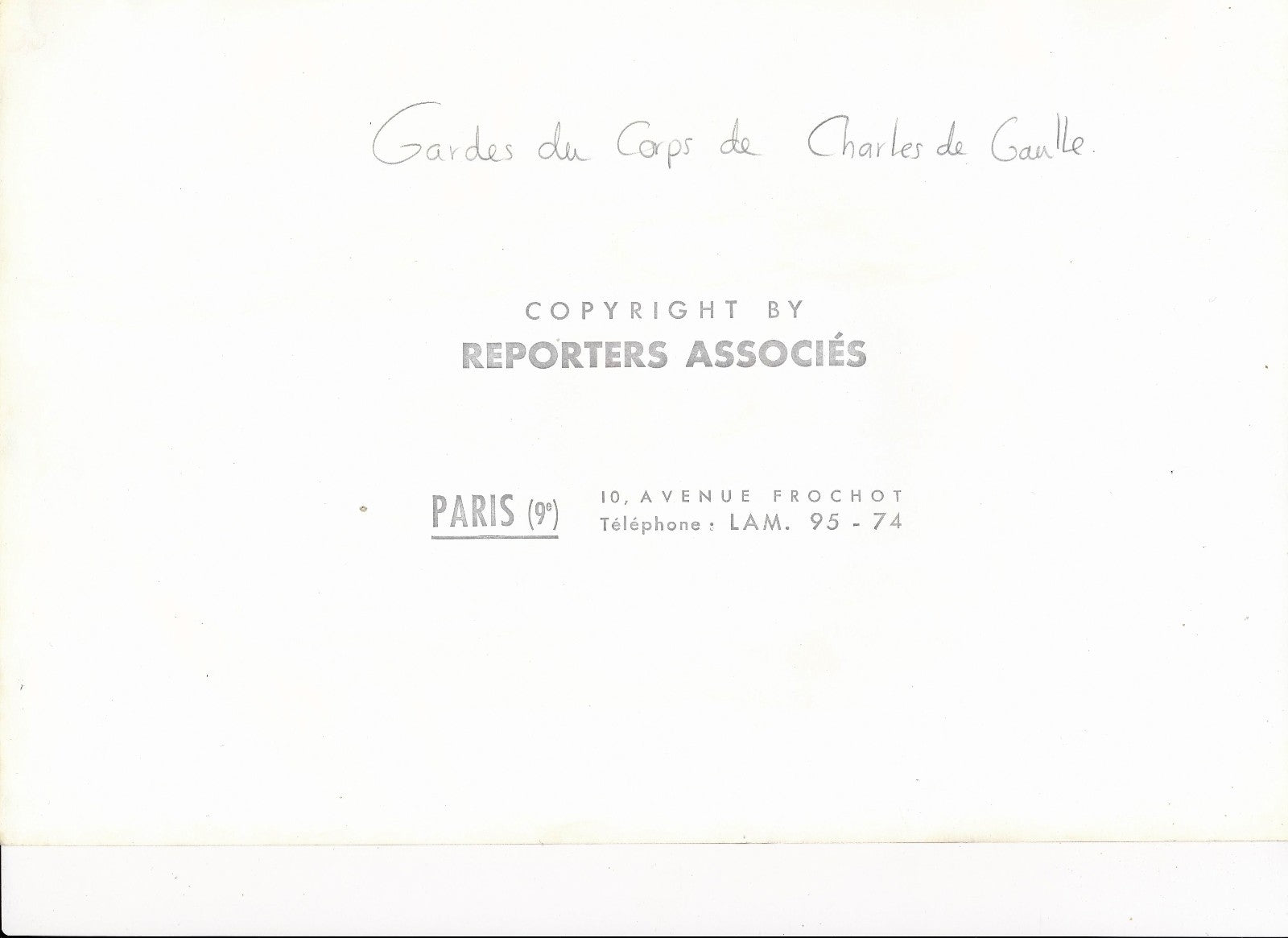 Photo Genéral de Gaulle civil pluie X 2 tirages argentique époque presse  fin 60