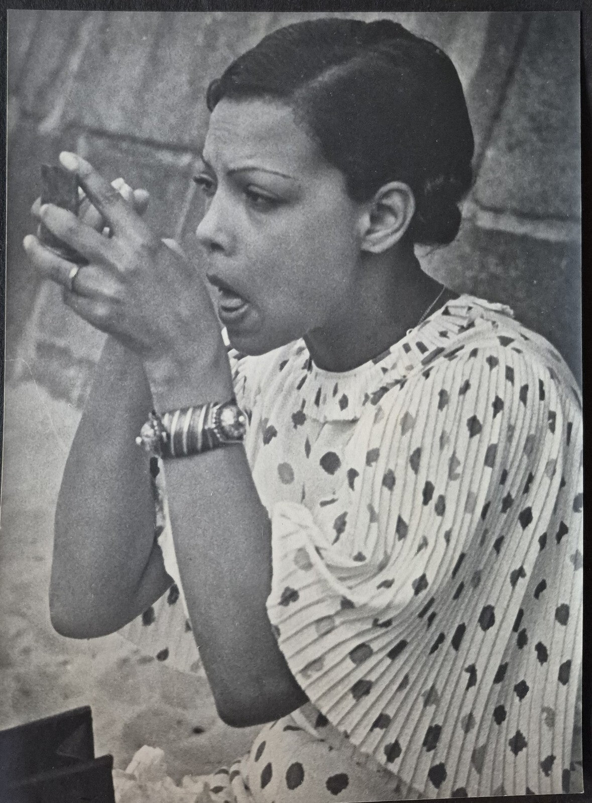 3 photo époque femme se maquillant années 30 mis en scène soigné photoghie