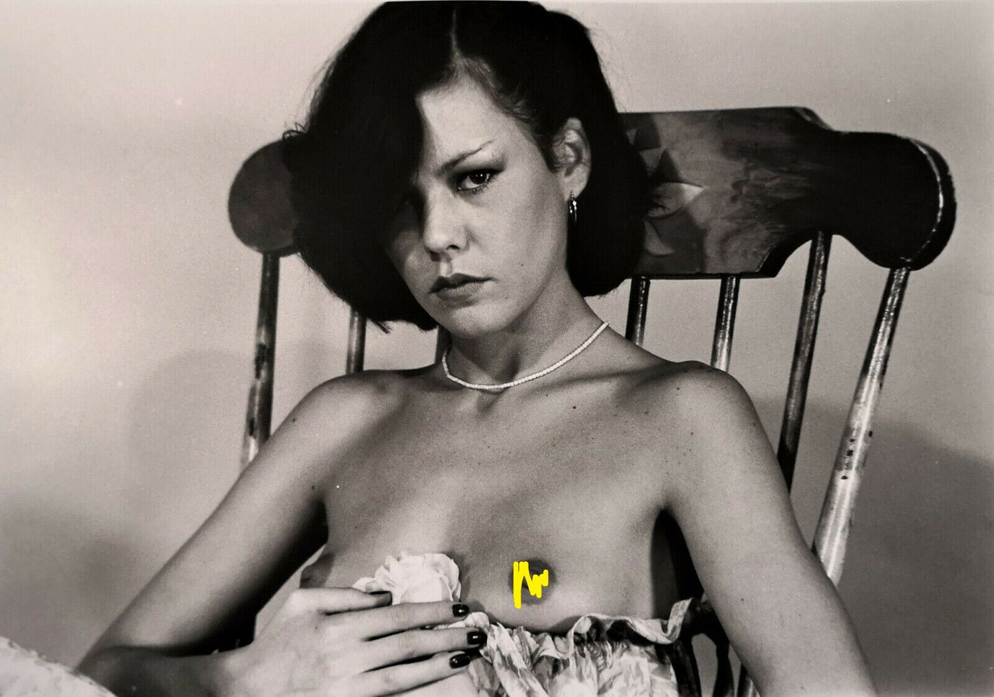 Femme au fauteuil photo argentique époque auteur indéterminé années 1980 seins